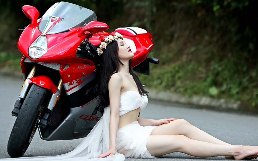 Beautiful girls and motorcycles in Kumamoto