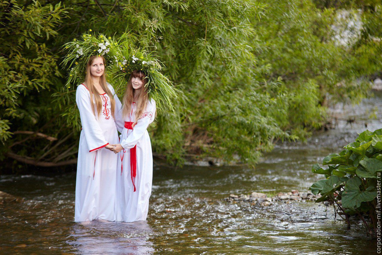 Women in Slavic costumes in Kumamoto