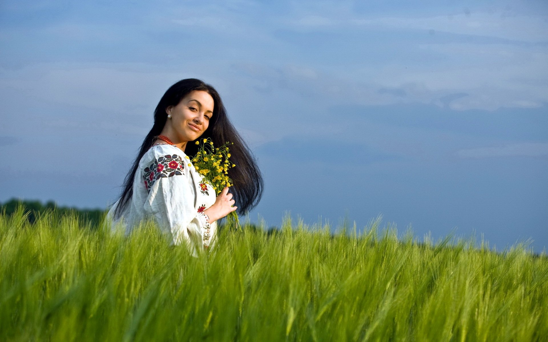 Girls in Slavic costumes in Kumamoto